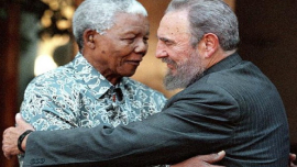 Nelson Mandela y Fidel se saludan
