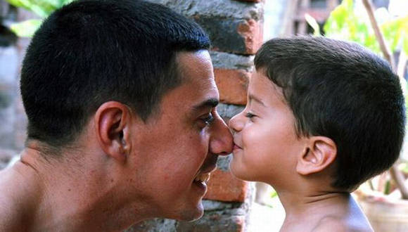 Saludo entre padre e hijo Saludo entre padre e hijo