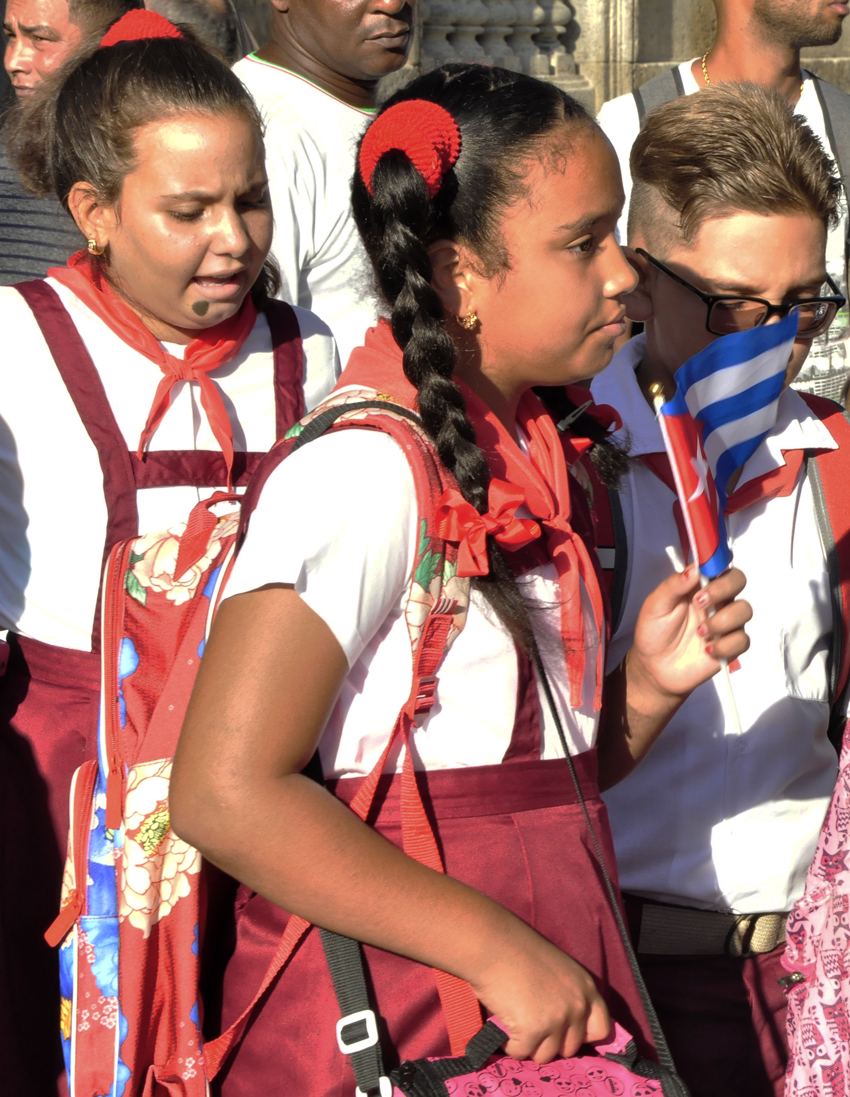 Junto a su banderita cubana. Junto a su banderita cubana.