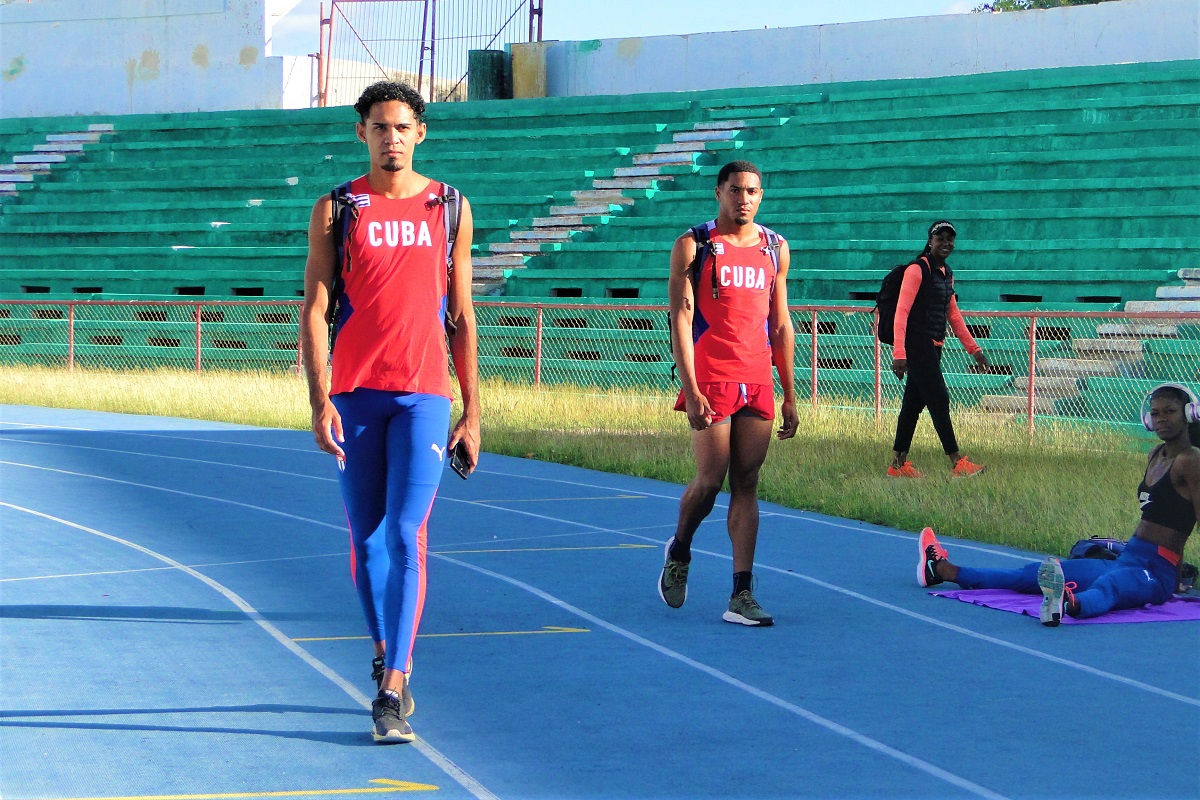 Entrenamiento en el Estadio de atletas cubanos Entrenamiento en el Estadio de atletas cubanos
