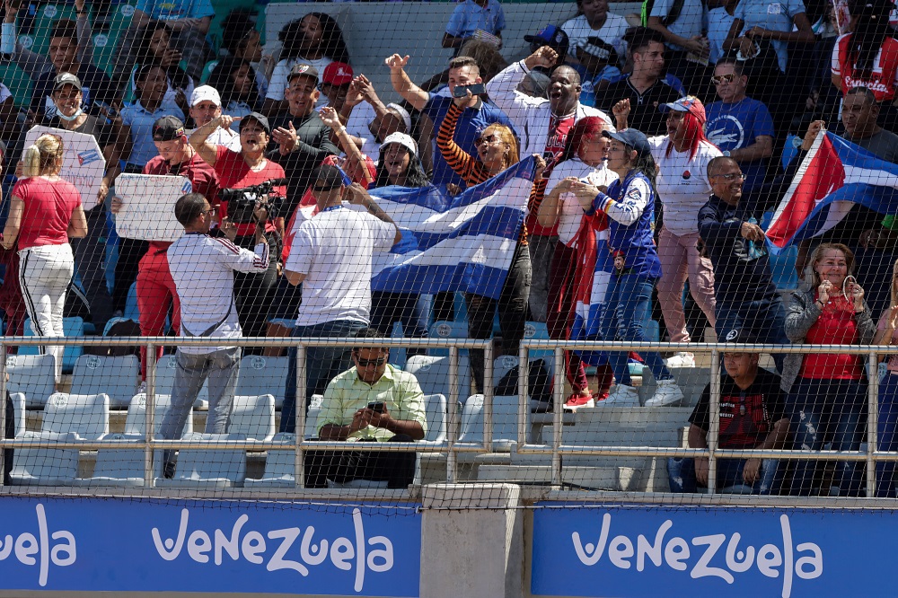El público celebra. Agricultores vs Curazao en la Serie del Caribe El público celebra. Agricultores vs Curazao en la Serie del Caribe
