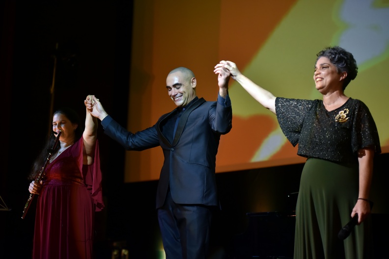 El pianista Marcos Madrigal (C), la flautista Niurka González (I) y la cantante Bárbara Llanes (D) El pianista Marcos Madrigal (C), la flautista Niurka González (I) y la cantante Bárbara Llanes (D)