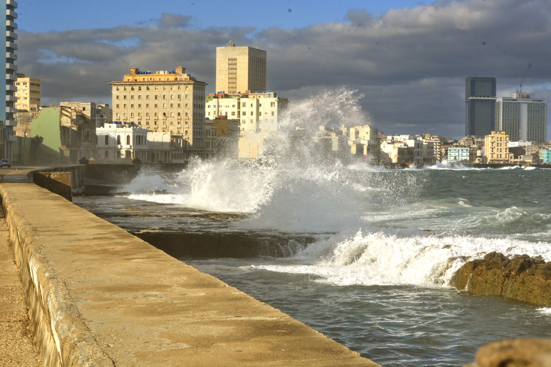 Inundaciones en el malecón habanero este viernes Inundaciones en el malecón habanero este viernes