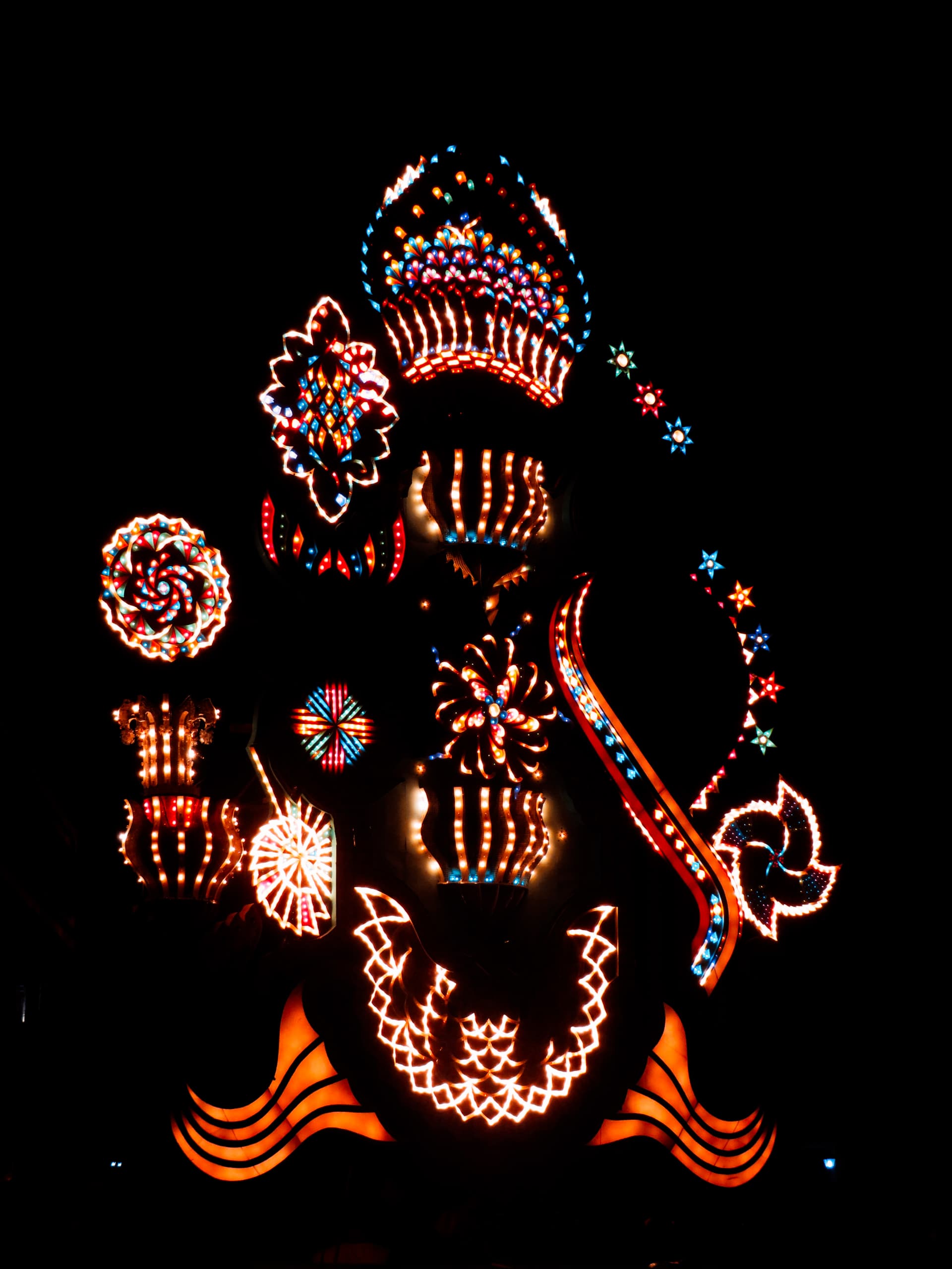 Luces, música y fuegos artificiales entre Lis barrios El Carmen y San Salvador Luces, música y fuegos artificiales entre Lis barrios El Carmen y San Salvador