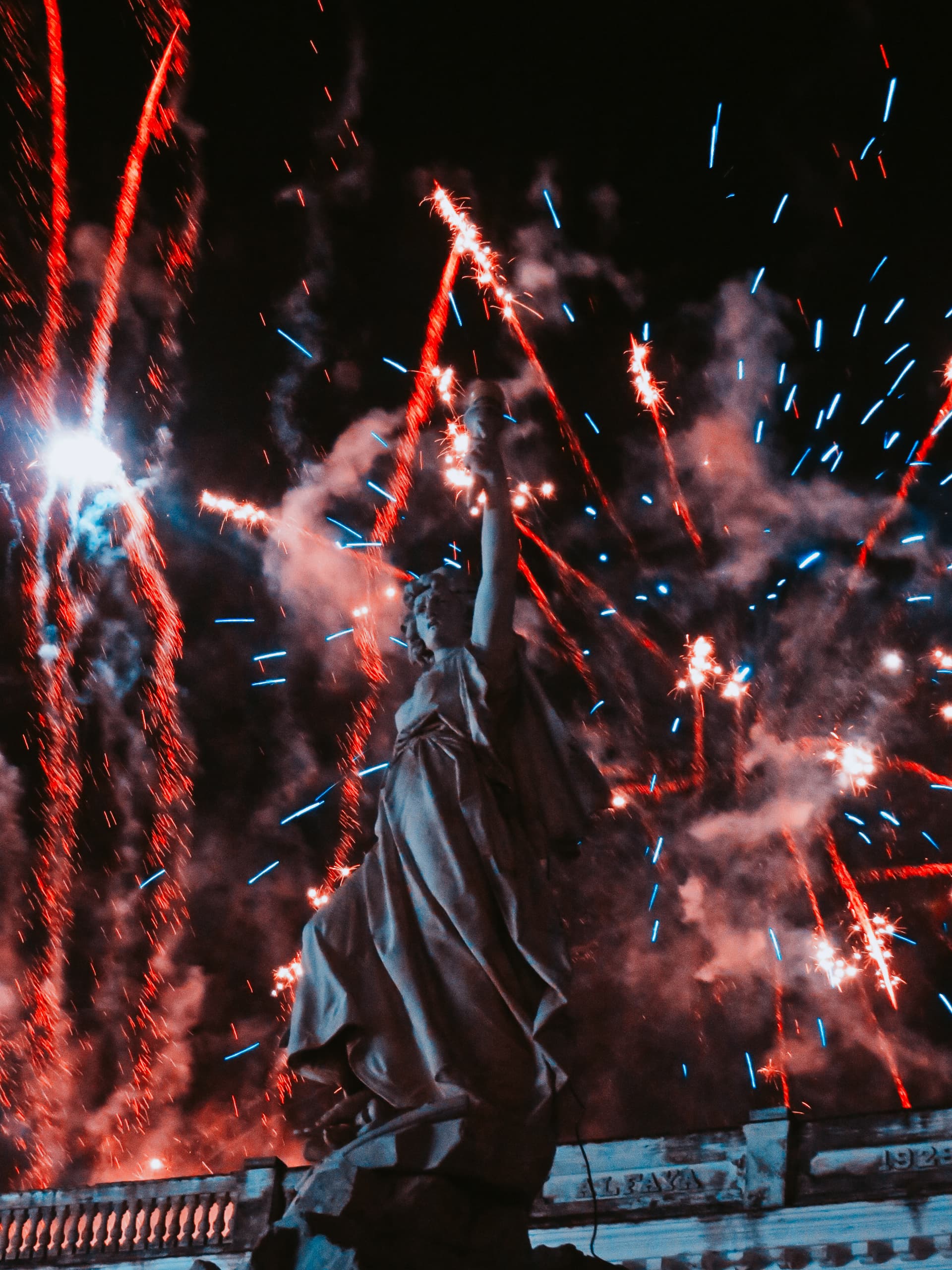 Luces, música y fuegos artificiales entre Lis barrios El Carmen y San Salvador Luces, música y fuegos artificiales entre Lis barrios El Carmen y San Salvador