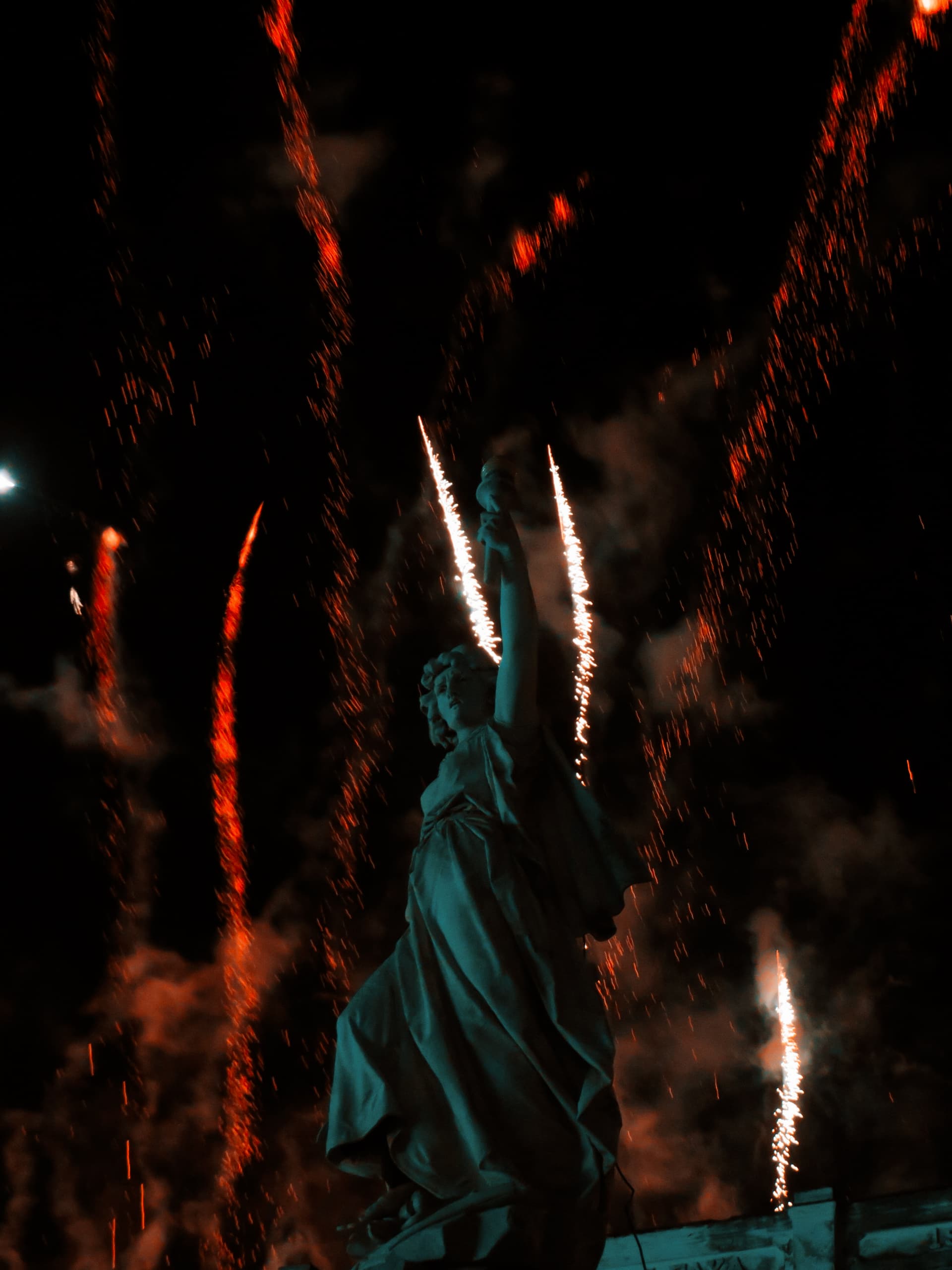 Luces, música y fuegos artificiales entre Lis barrios El Carmen y San Salvador Luces, música y fuegos artificiales entre Lis barrios El Carmen y San Salvador