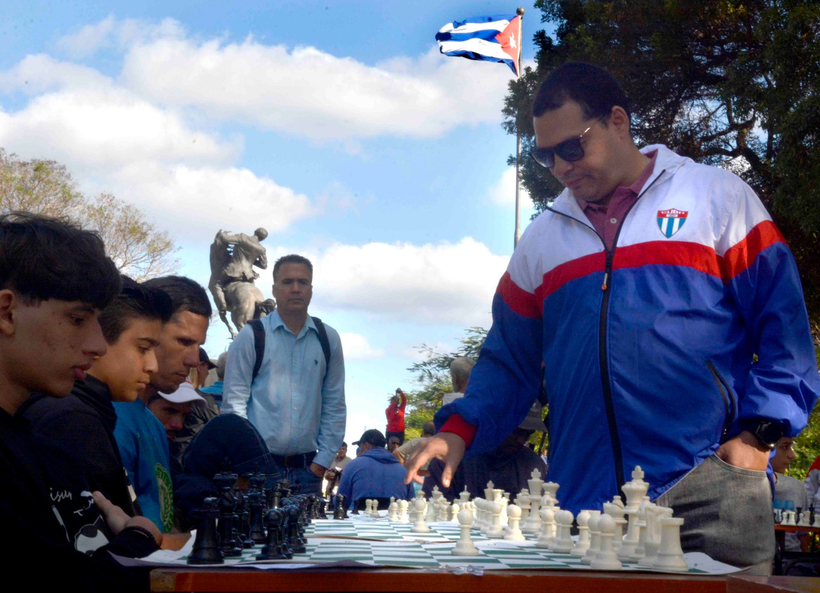 Con el lanzamiento de las tomas deportivas Siempre Joven, el sistema deportivo cubano recibe el 2025 con un renovado espíritu. Con el lanzamiento de las tomas deportivas Siempre Joven, el sistema deportivo cubano recibe el 2025 con un renovado espíritu.