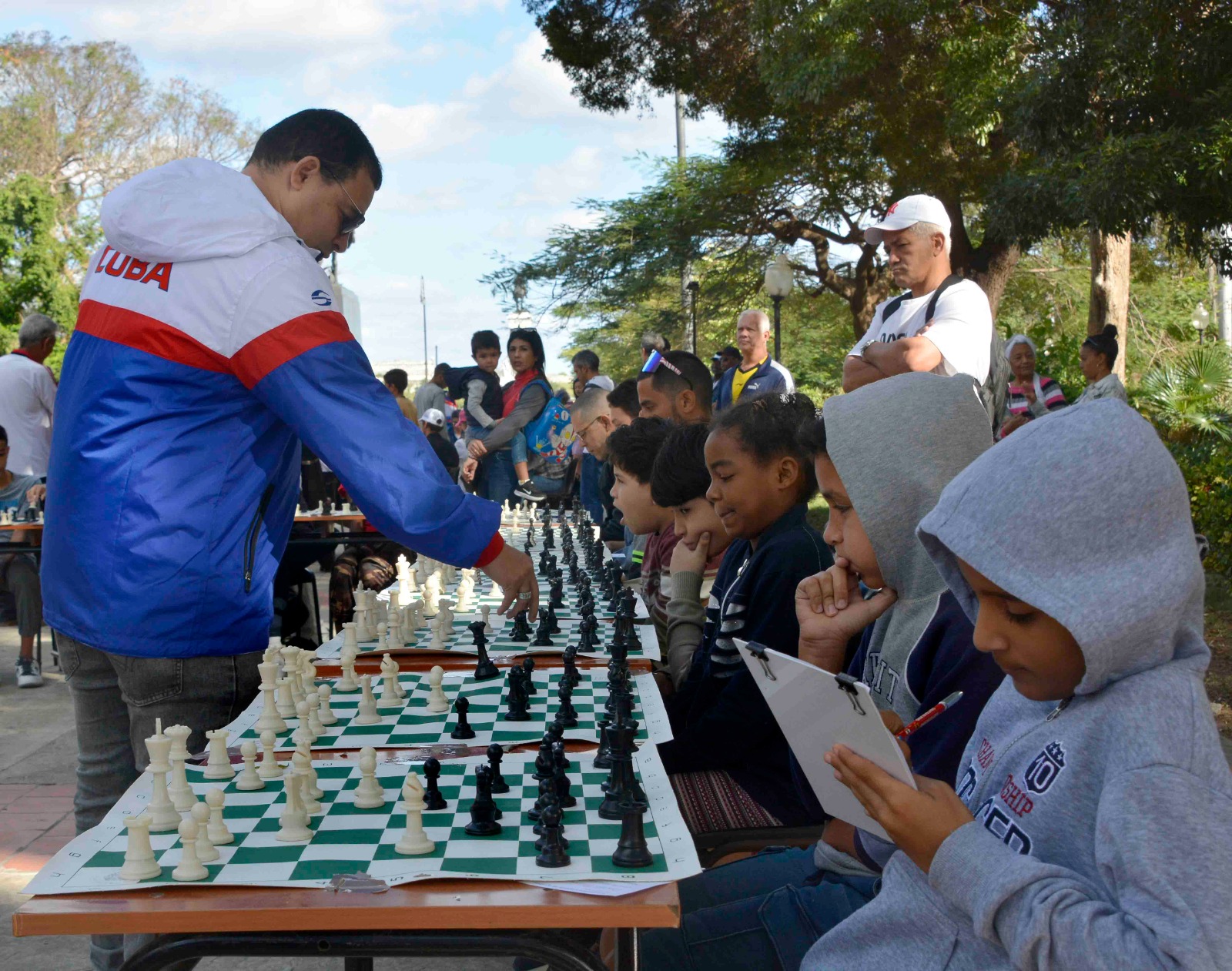 Con el lanzamiento de las tomas deportivas Siempre Joven, el sistema deportivo cubano recibe el 2025 con un renovado espíritu. Con el lanzamiento de las tomas deportivas Siempre Joven, el sistema deportivo cubano recibe el 2025 con un renovado espíritu.