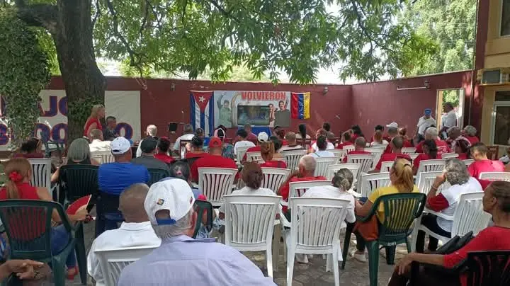 En la oriental provincia de Granma, ciudadanos de Bayamo se unieron a la voz de denuncia contra las acciones injerencistas de Estados Unidos contra Venezuela y en respaldo al presidente Nicolás Maduro. Foto: Alexander Zamora Infante En la oriental provincia de Granma, ciudadanos de Bayamo se unieron a la voz de denuncia contra las acciones injerencistas de Estados Unidos contra Venezuela y en respaldo al presidente Nicolás Maduro. Foto: Alexander Zamora Infante