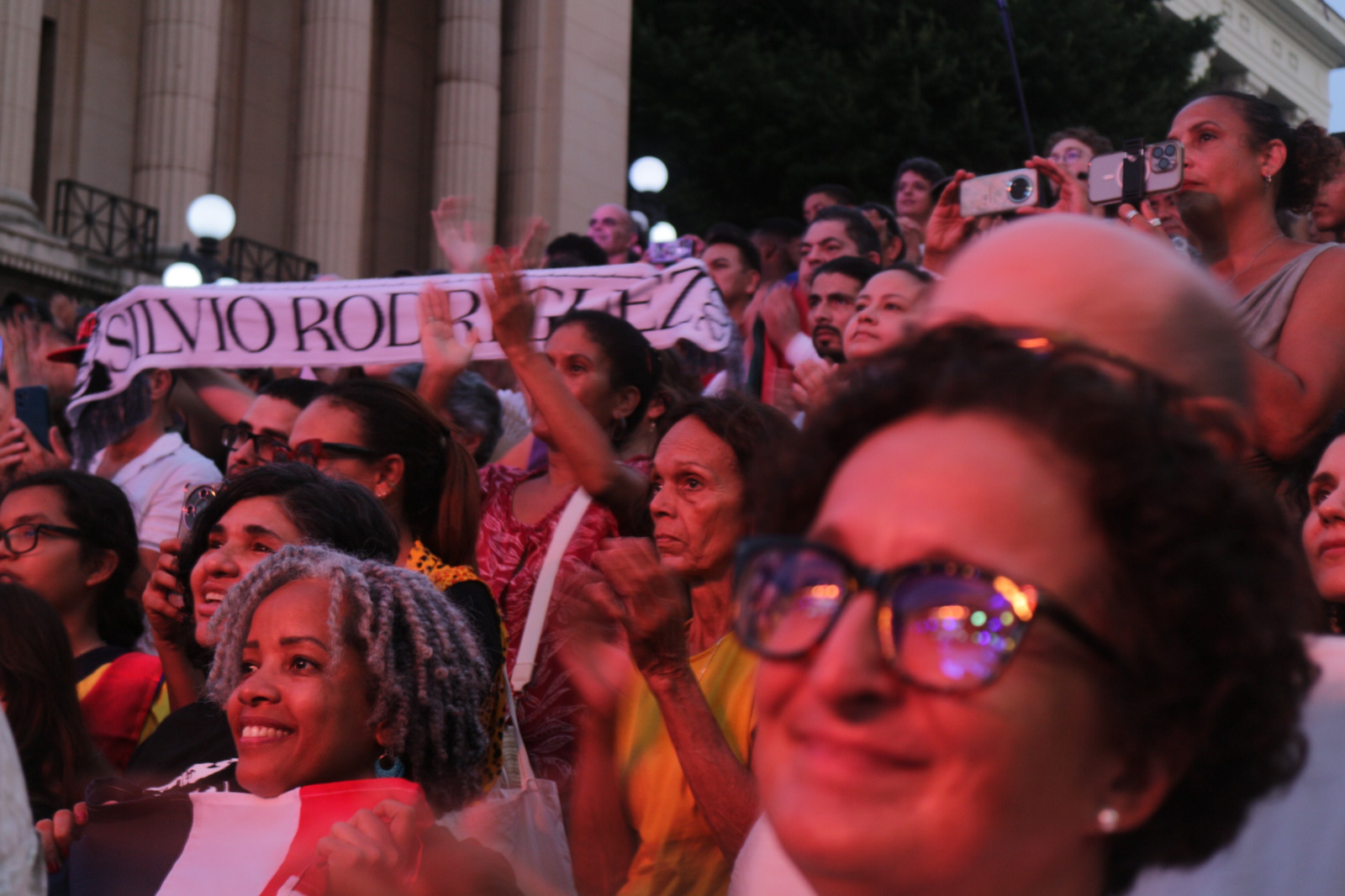 Con un concierto en la escalinata de la Universidad de La Habana inicia silvio Rodríguez gira por Latinoamérica. Fotos: José Luis Alvarez Suárez (Cubahora)