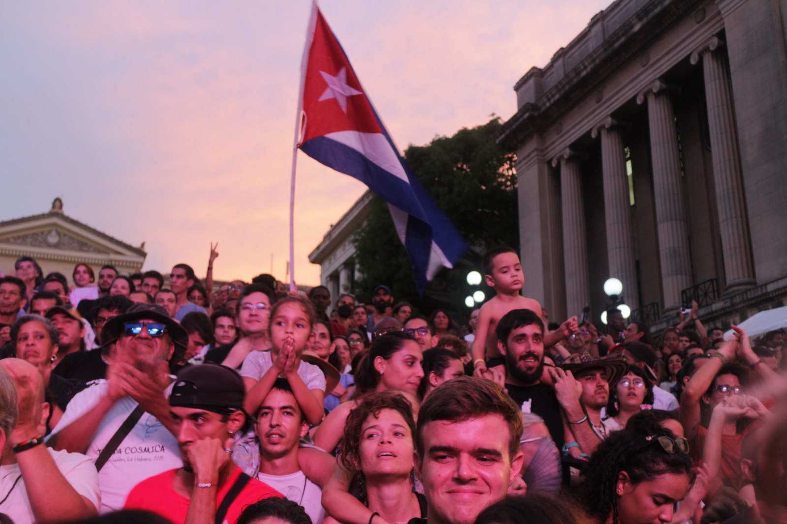 Con un concierto en la escalinata de la Universidad de La Habana inicia silvio Rodríguez gira por Latinoamérica. Fotos: José Luis Alvarez Suárez (Cubahora)
