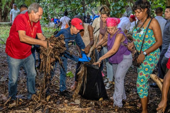 Díaz-Canel: Todos los días hay que combatir, todos los días uno tiene que proponerse qué hacer bien por su ciudad, por su comunidad, por su familia, por #Cuba.
