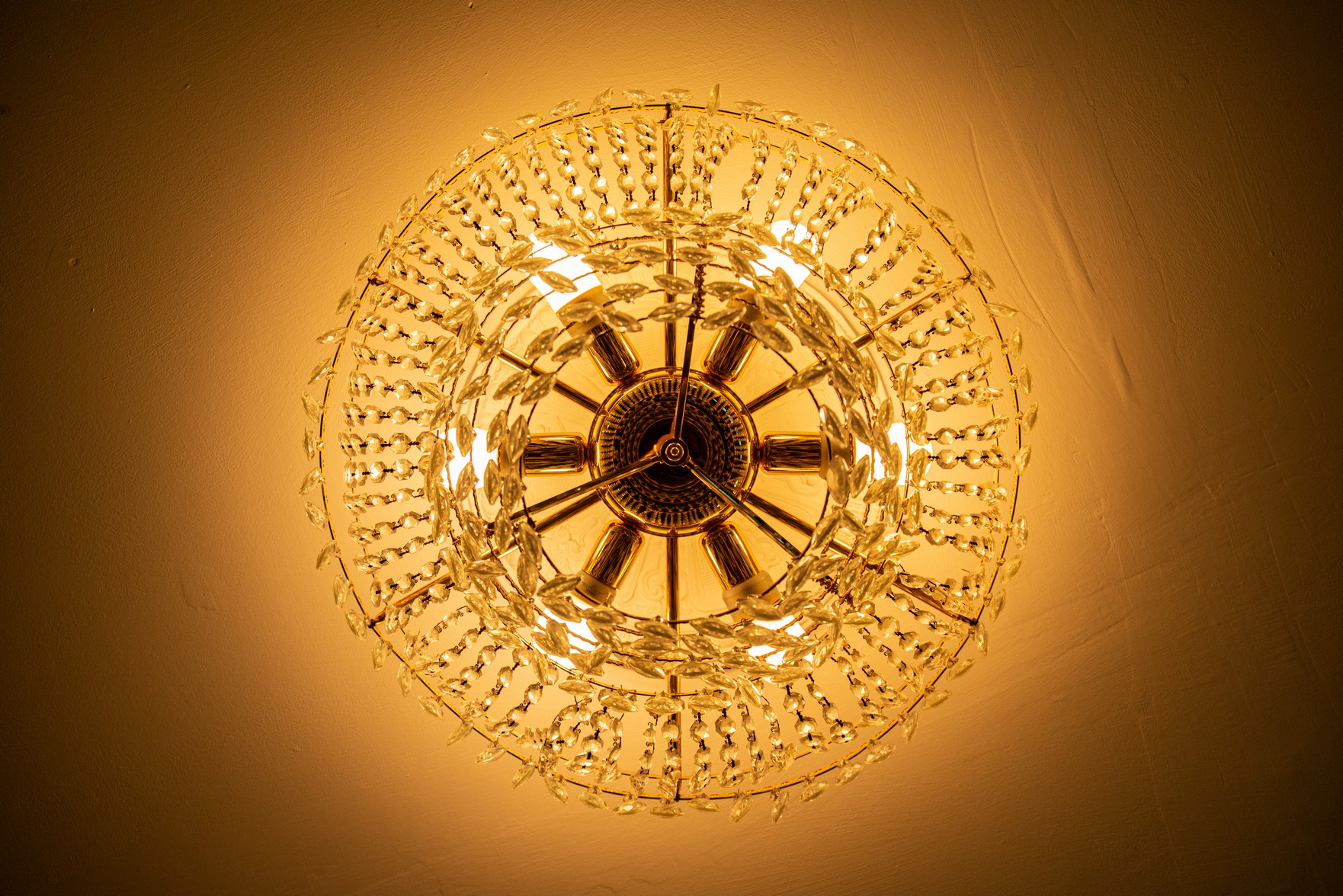 Hacia arriba, la ciudad te observa. Hacia arriba, la ciudad te observa.